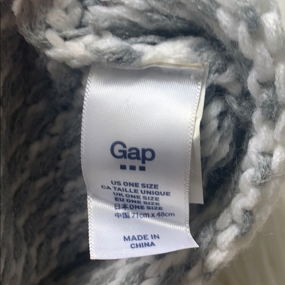 3/$25 GAP Knit Infinity Scarf - Picture 3 of 3